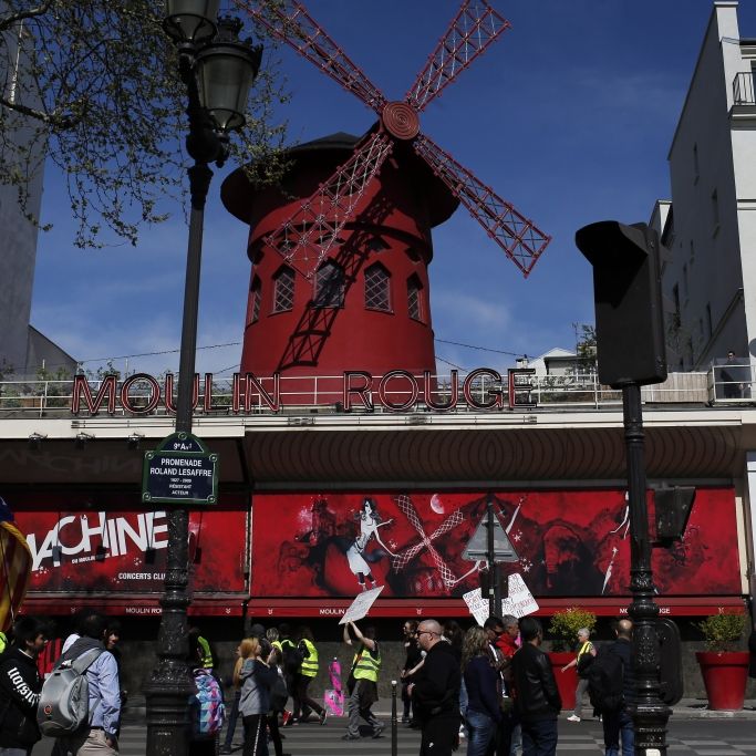 Bei dem Pariser Wahrzeichen Moulin Rouge ist das Mühlrad abgestürzt.