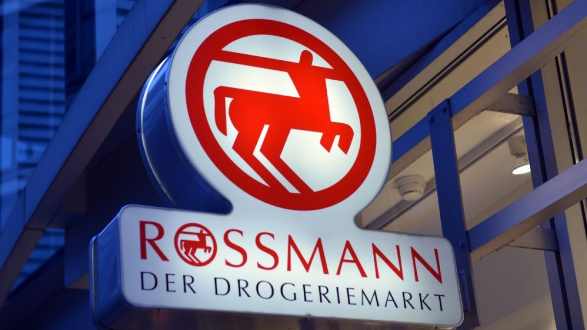 Leuchtendes Schild einer Rossmann-Filiale in München. (Foto)