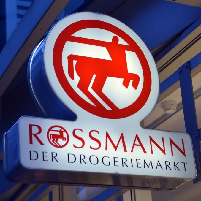 Leuchtendes Schild einer Rossmann-Filiale in München.
