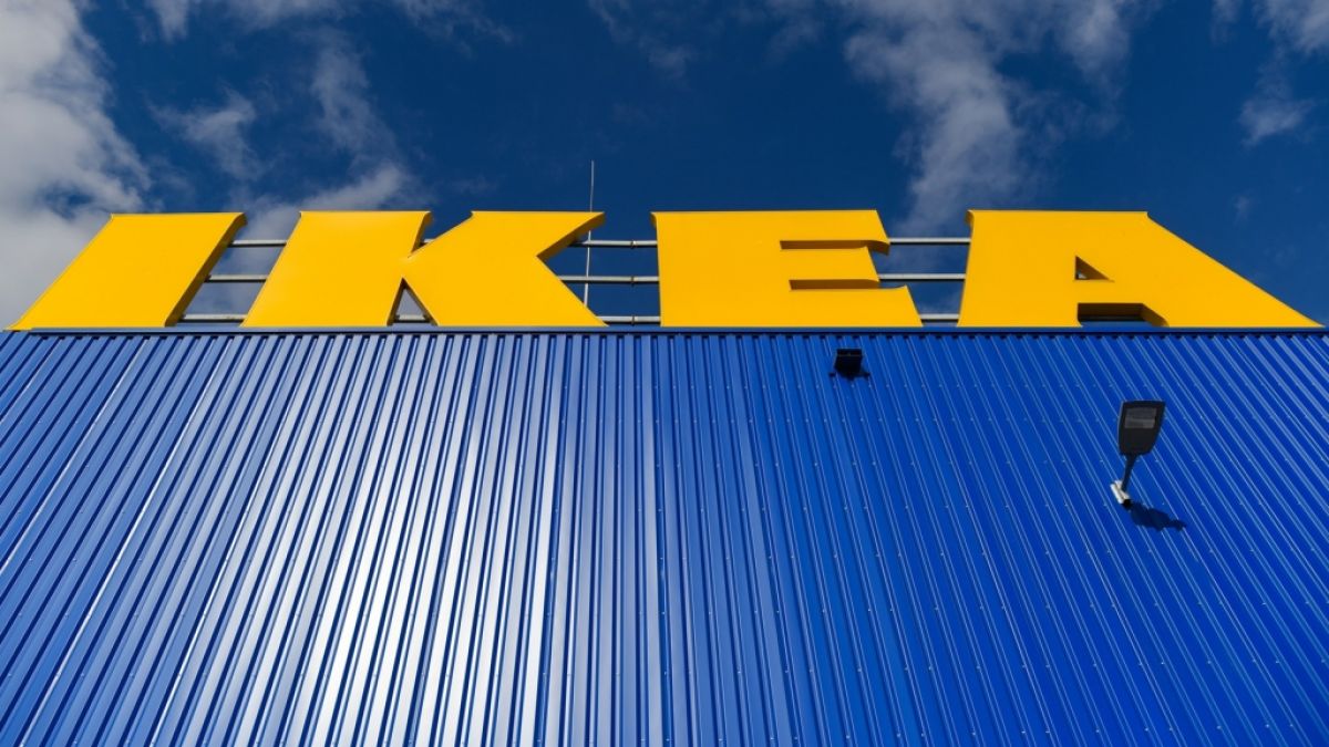 Das Logo des Einrichtungskonzerns IKEA an einer Halle (Symbolbild). (Foto)