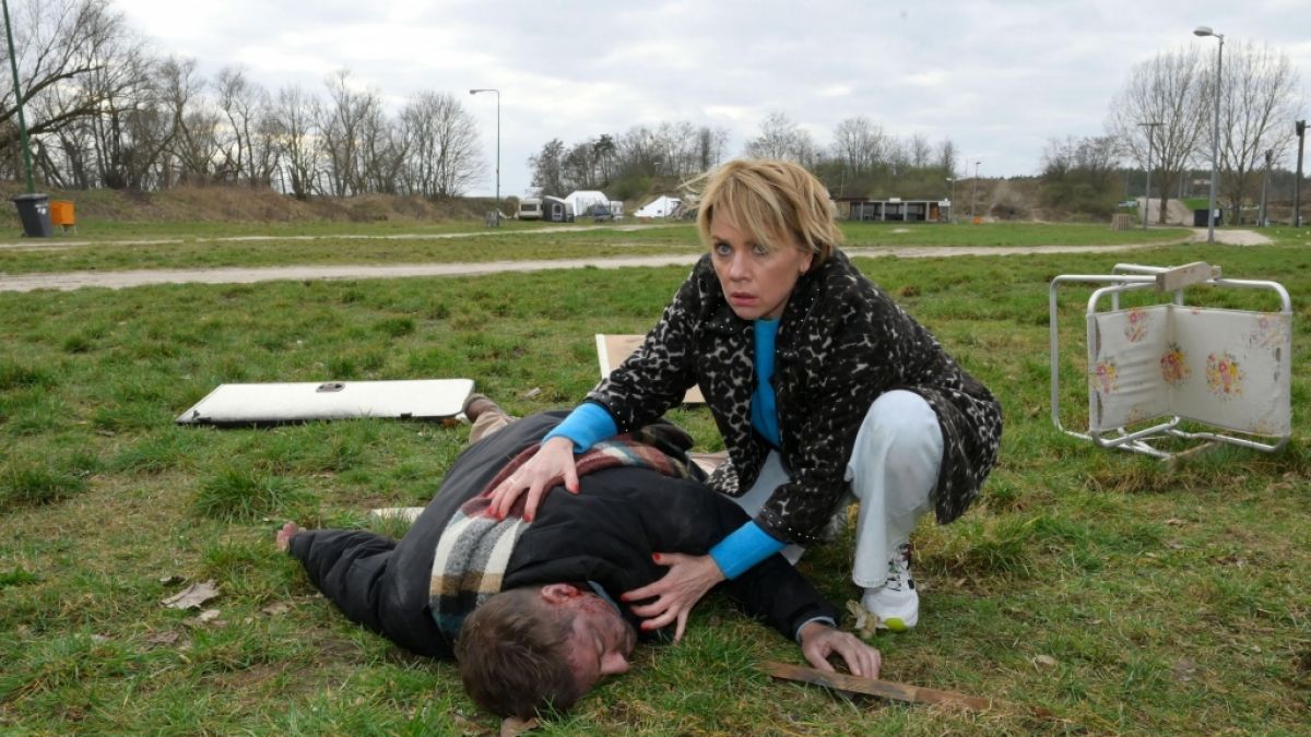 Yvonne (Gisa Zach) findet den verletzten John (Felix von Jascheroff). (Foto)