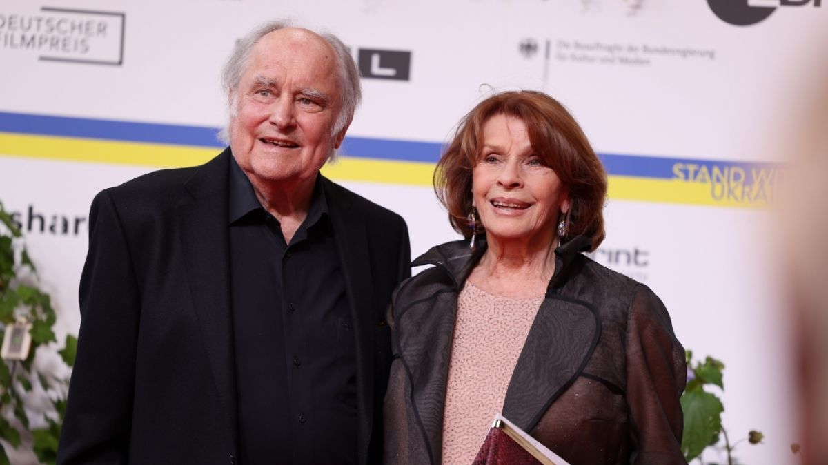 Senta Berger und ihr Ehemann Michael Verhoeven bei der Verleihung des Deutschen Filmpreise 2023. (Foto)