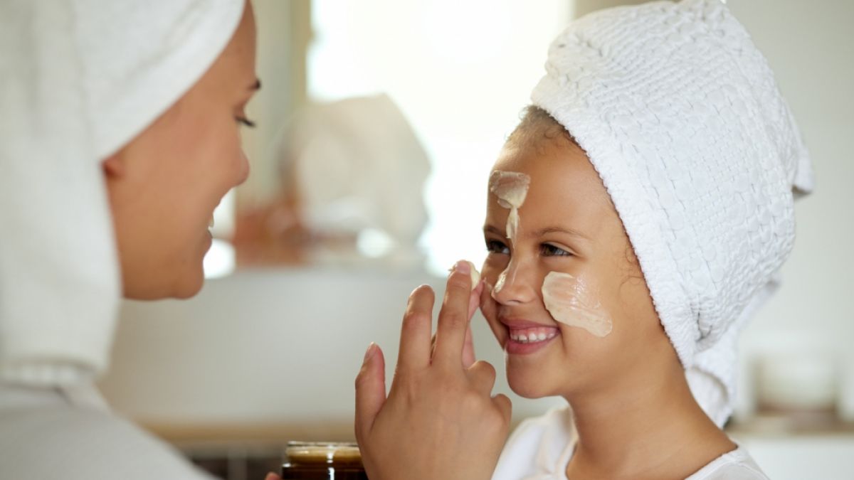 Hautpflege-Experten schlagen Alarm: Mamas Anti-Falten-Creme ist nichts für empfindliche Kinderhaut. (Foto)