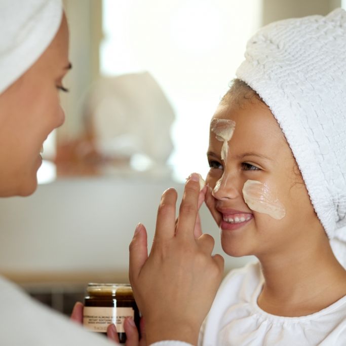 Hautpflege-Experten schlagen Alarm: Mamas Anti-Falten-Creme ist nichts für empfindliche Kinderhaut.