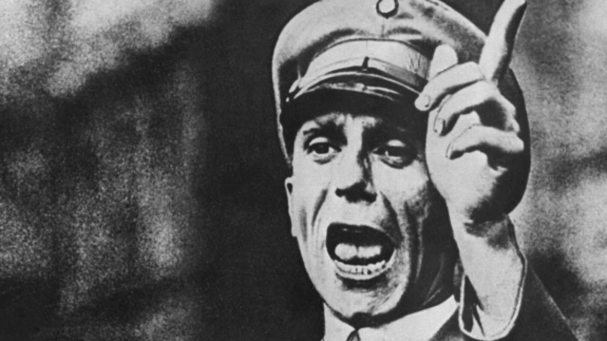 Das undatierte Archivbild zeigt Joseph Goebbels während einer Rede. (Foto)