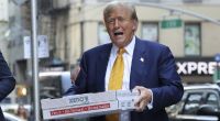 Donald Trump hatte Pizza für die Feuerwehrmänner und -Frauen dabei.