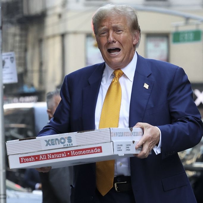 Donald Trump hatte Pizza für die Feuerwehrmänner und -Frauen dabei.