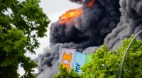 Flammen und dichter Qualm sind bei einem Brand in Berlin-Lichterfelde zu sehen.