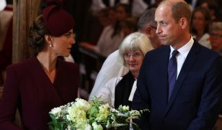 In Frankreich veröffentlichte KI-generierte Bilder zeigen, wie es bei den Briten-Royals in 30 Jahren zugehen könnte - Prinzessin Kate und Prinz William wären dann 72 Jahre alt.