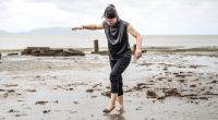 Annalena Baerbock mit blanken Füßen am Strand von Togoru auf Fidschi.