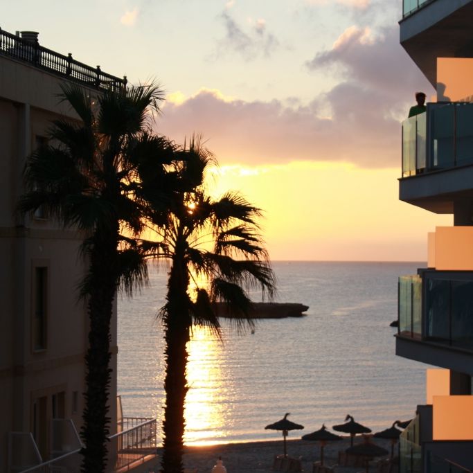 Auf Mallorca ist ein deutscher Tourist von einem Hotel gestürzt und gestorben. (Symbolfoto)