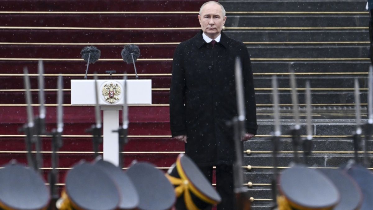 Wladimir Putin begutachtet die Ehrengarde des Präsidentenregiments nach seiner Amtseinführung im Kreml.  (Foto)