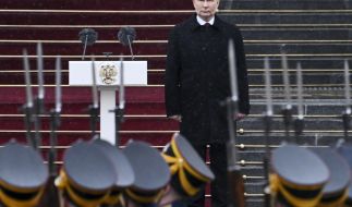 Wladimir Putin begutachtet die Ehrengarde des Präsidentenregiments nach seiner Amtseinführung im Kreml. 
