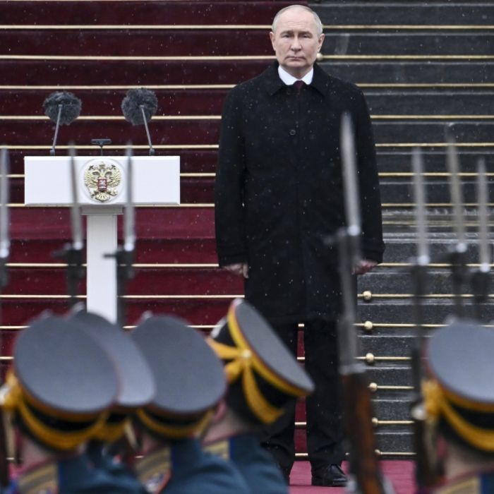 Wladimir Putin begutachtet die Ehrengarde des Präsidentenregiments nach seiner Amtseinführung im Kreml. 