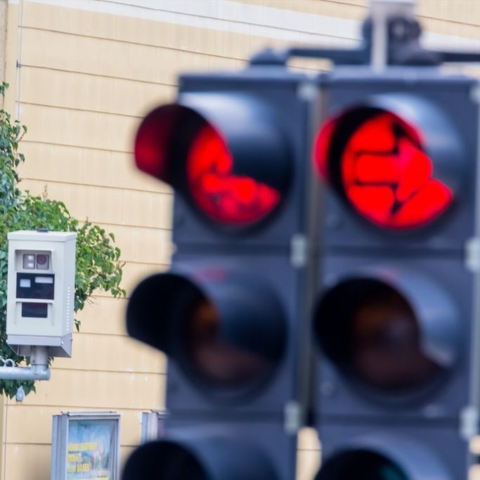 Bußgeldkatalog für Rotlichtverstoß: Strafen, Kosten und Punkte im Überblick.