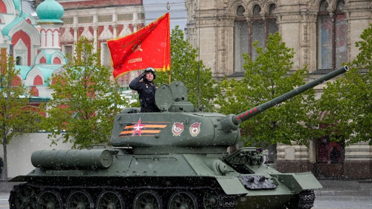 Ein legendärer sowjetischer T-34-Panzer mit roter Flagge rollt während der Militärparade zum Tag des Sieges in Moskau anlässlich des 79. Jahrestages des Endes des Zweiten Weltkrieges. (Foto)