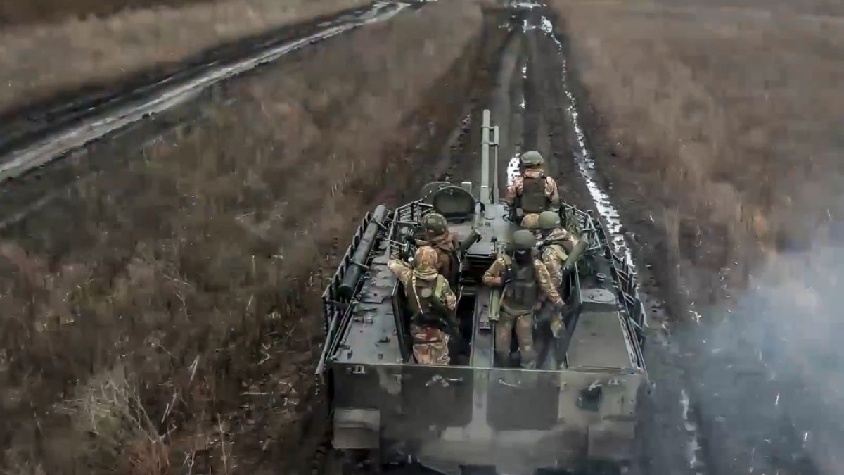 Russische Soldaten feuern auf ukrainische Stellungen. (Foto)