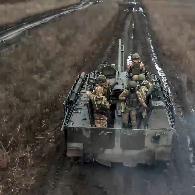 Russische Soldaten feuern auf ukrainische Stellungen.