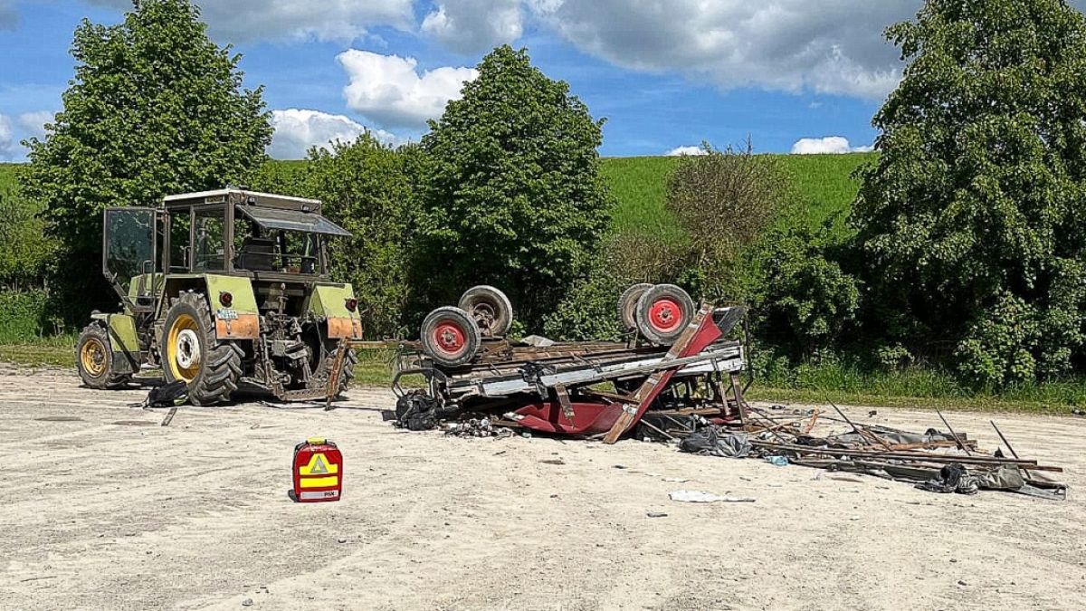 Bei einem Unfall während einer Kremserfahrt mit einem Traktor sind im Norden Thüringens am Himmelsfahrts-Tag 14 Menschen verletzt worden. Zwei von ihnen seien mit schweren Verletzungen ins Krankenhaus geflogen worden, wie ein Polizeisprecher mitteilte. (Foto)