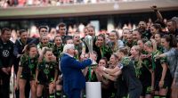 Der VfL Wolfsburg hat erneut den DFB-Pokal der Frauen gewonnen.