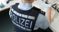 Die Polizei in Dresden erstattete mehrere Anzeigen, nachdem sie in Dresden mehrere Männer stoppte, die aus einem Militärfahrzeug heraus Nazi-Parolen grölten. (Symbolfoto)