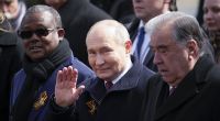 Wladimir Putin (Mitte) plant laut westlichen Militärs bereits einen Angriff auf die Nato.