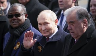 Wladimir Putin (Mitte) plant laut westlichen Militärs bereits einen Angriff auf die Nato.