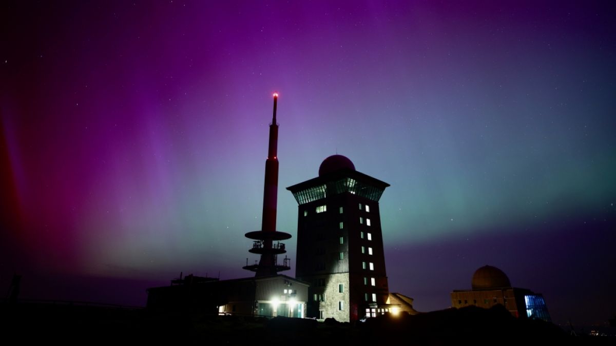 Naturschauspiel über dem Brocken: Der Nachthimmel wurde von Polarlichtern erleuchtet, die auf einen aktuellen Sonnensturm zurückzuführen sind. (Foto)