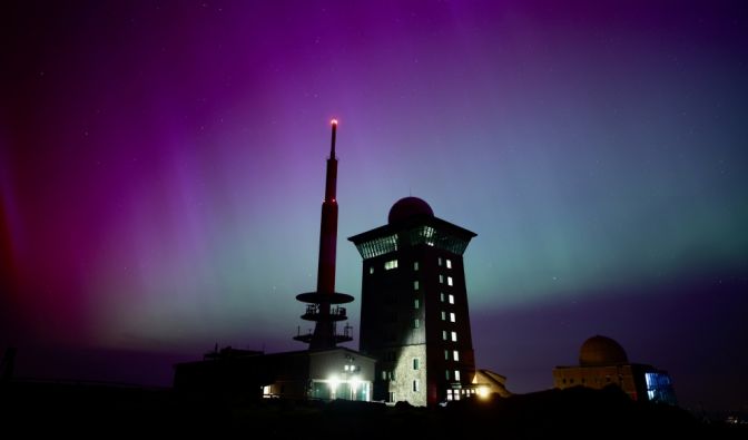 Naturschauspiel über dem Brocken: Der Nachthimmel wurde von Polarlichtern erleuchtet, die auf einen aktuellen Sonnensturm zurückzuführen sind.