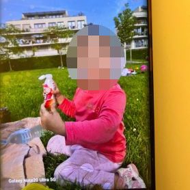 Mit diesem Foto suchte die Kölner Polizei nach der kleinen Helin. Die Dreijährige war seit dem 10. Mai 2024 spurlos verschwunden, ist aber inzwischen wieder aufgetaucht.