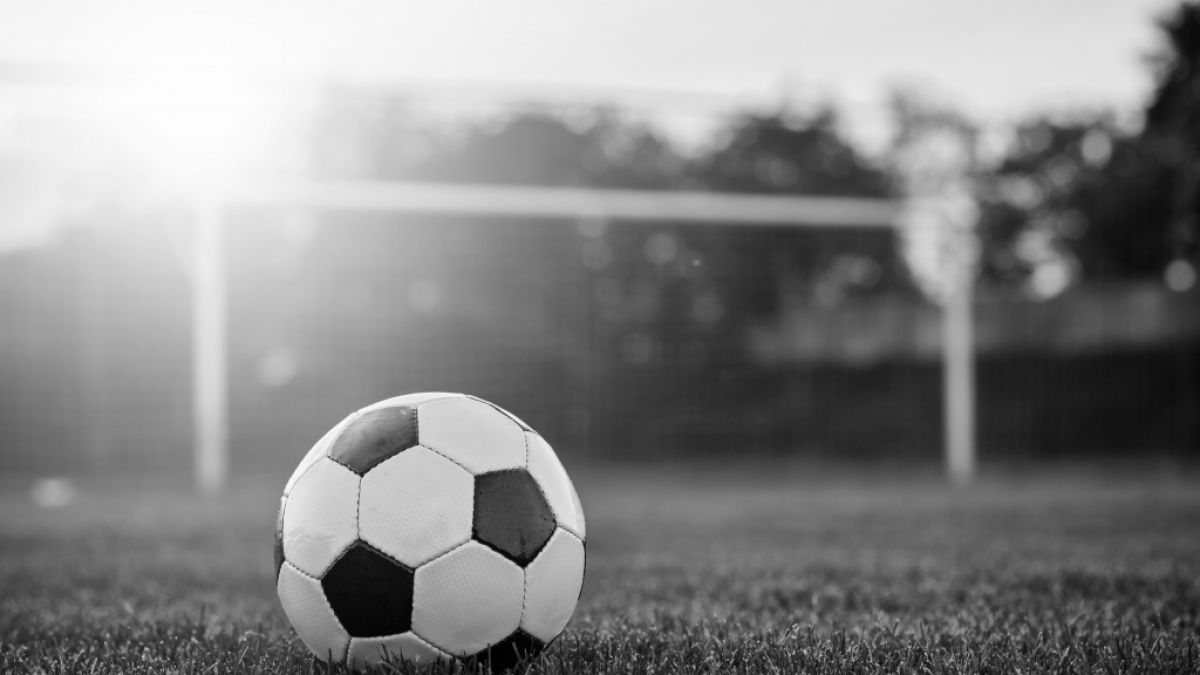 Fußballer Fatih Sarach brach mitten im Spiel zusammen. (Foto)