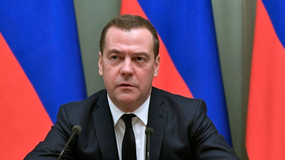 #Dmitri Medwedew: Putin-Vertrauter wütet im Netzwerk und plant Übergriff mit "Spezial-Munition"