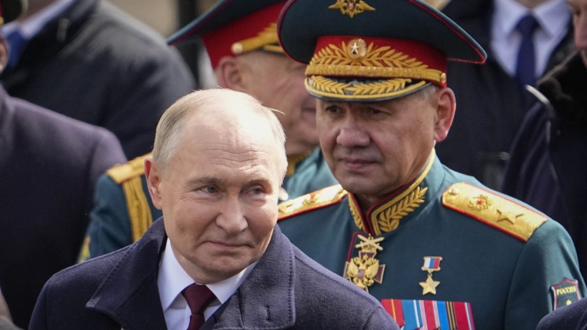 Sergej Shoigu (hinter Wladimir Putin) wurde als Verteidigungsminister Russlands abgesetzt. (Foto)