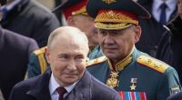 Sergej Shoigu (hinter Wladimir Putin) wurde als Verteidigungsminister Russlands abgesetzt.