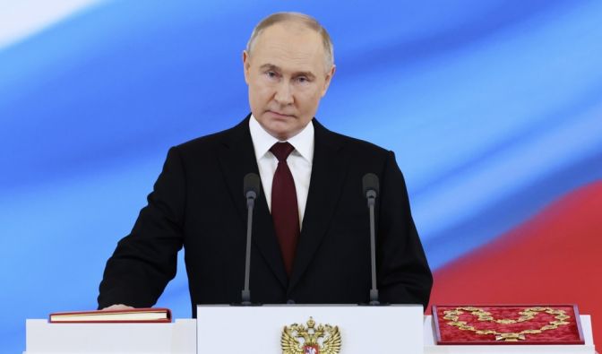 Der russische Präsident Wladimir Putin steht während einer Zeremonie im Großen Kremlpalast.