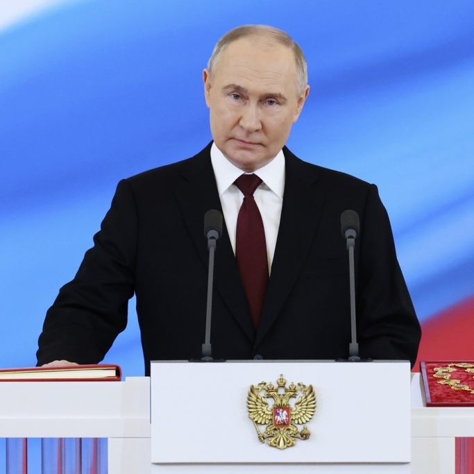 Der russische Präsident Wladimir Putin steht während einer Zeremonie im Großen Kremlpalast.