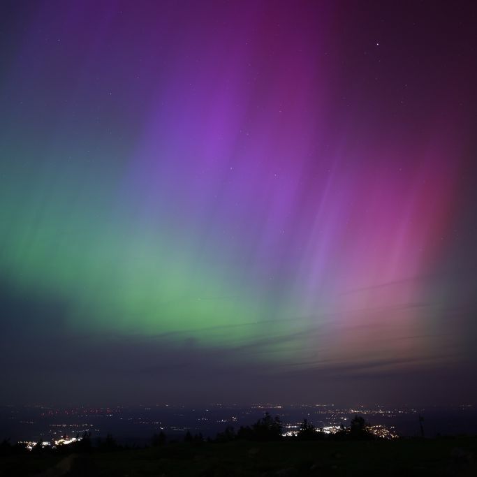 Ein extremer Sonnensturm ließ am Wochenende über ganz Deutschland Polarlichter über den Nachthimmel tanzen.