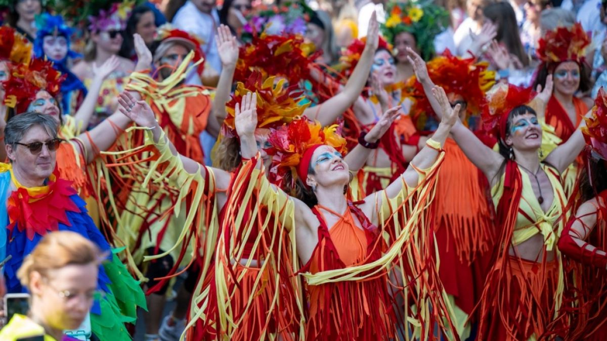 Tausende Menschen feiern am Pfingstwochenende wieder den Karneval der Kulturen in Berlin. (Foto)