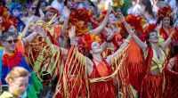 Tausende Menschen feiern am Pfingstwochenende wieder den Karneval der Kulturen in Berlin.