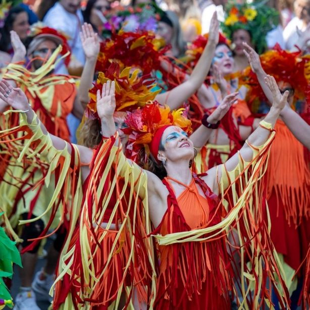 Tausende Menschen feiern am Pfingstwochenende wieder den Karneval der Kulturen in Berlin.