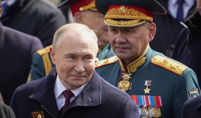 Wladimir Putin (l) zusammen mit Ex-Verteidigungsminister Sergej Schoigu.