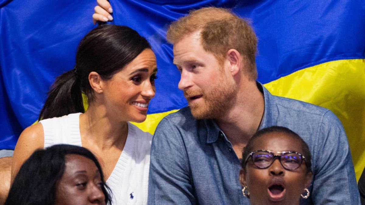 Steht Prinz Harry und Meghan Markle die Panik schon ins Gesicht geschrieben? Eine angekündigte ZDF-Doku könnte unschöne Details über die Sussexes ans Tageslicht bringen. (Foto)