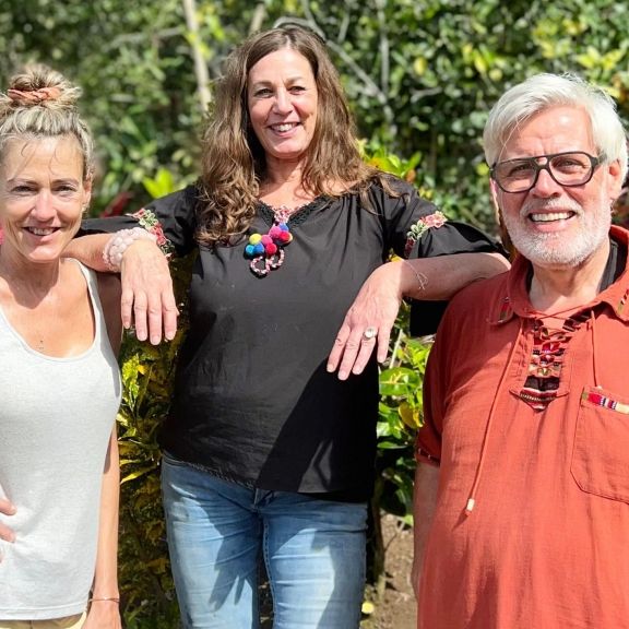 Kakaobauer Andreas aus Guatemala, Petra (l.), Elke.