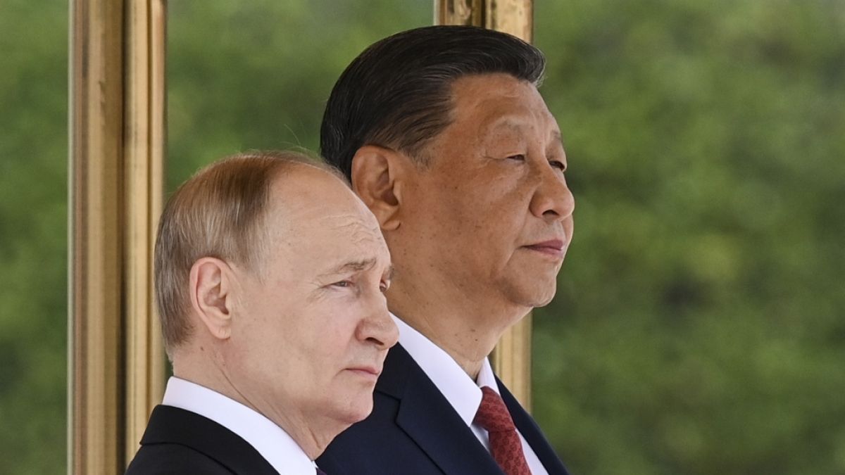 Wladimir Putin (l) und der chinesische Präsident Xi Jinping nehmen an einer offiziellen Begrüßungszeremonie in China teil. (Foto)