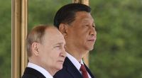 Wladimir Putin (l) und der chinesische Präsident Xi Jinping nehmen an einer offiziellen Begrüßungszeremonie in China teil.