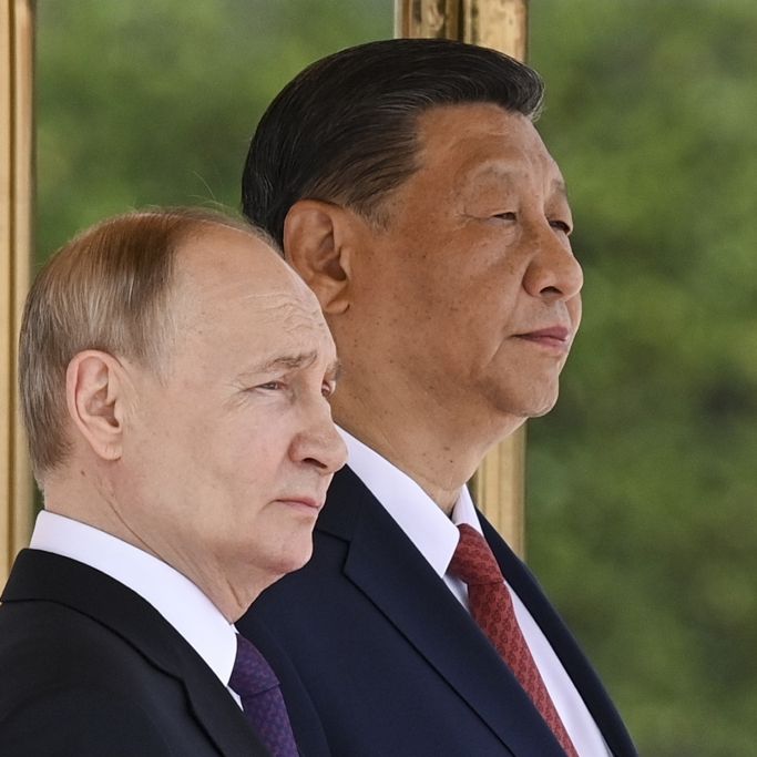 Wladimir Putin (l) und der chinesische Präsident Xi Jinping nehmen an einer offiziellen Begrüßungszeremonie in China teil.
