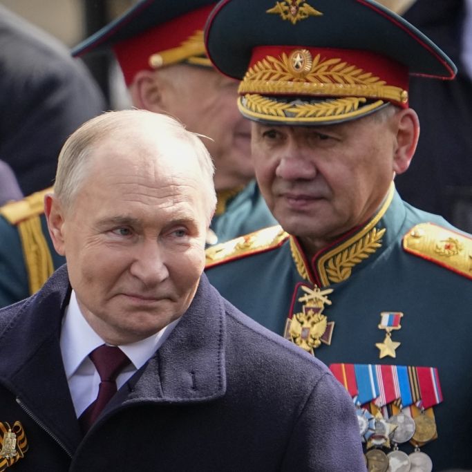 Nach der Entlassung seines bisherigen Verteidigungsministers Sergej Schoigu (r.) gibt es neue Schlagzeilen um Wladimir Putins (l.) Armeeführung.