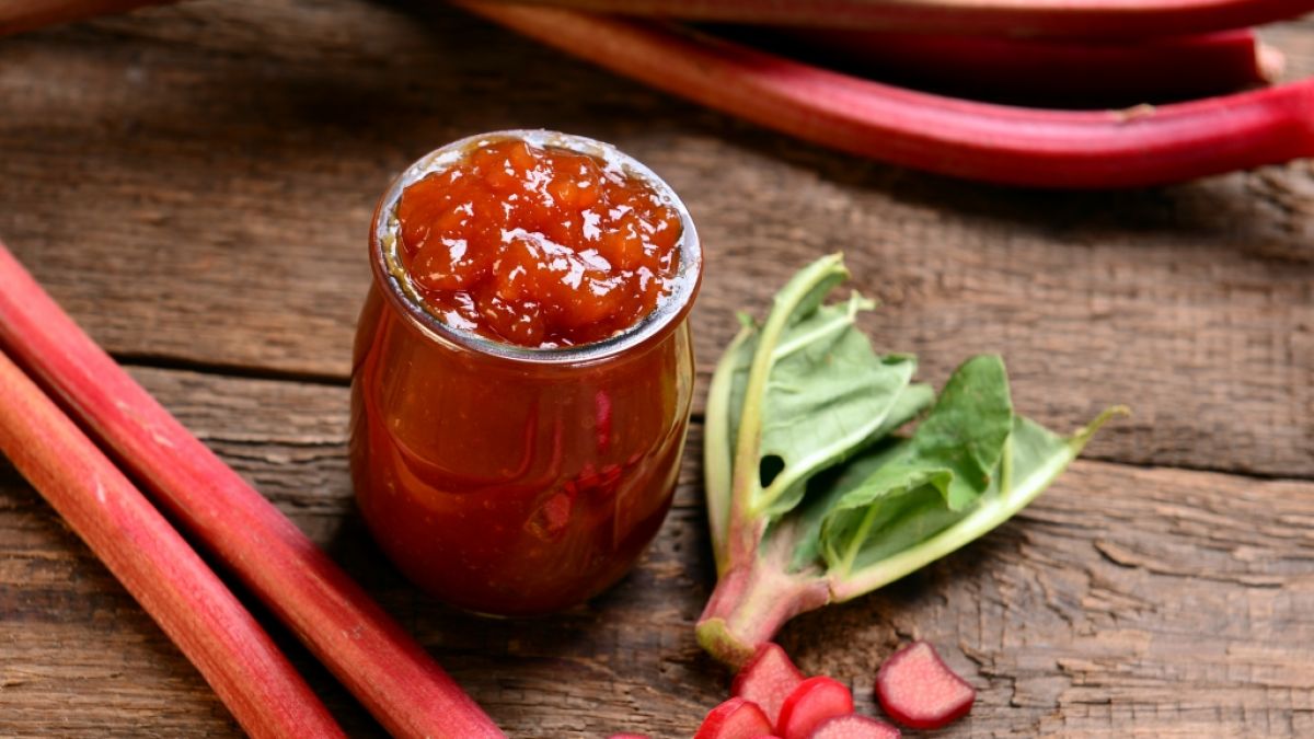 Rhabarber lässt sich zum Beispiel als Marmelade haltbar machen. (Foto)