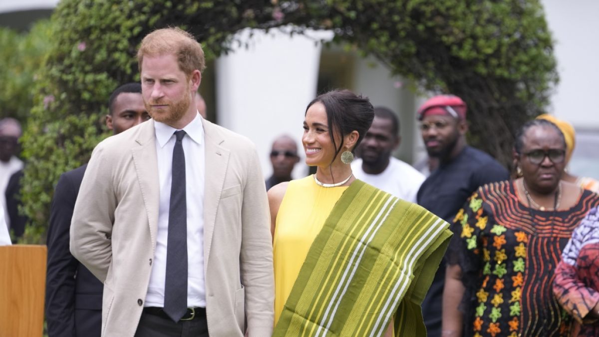 Der Nigeria-Besuch von Prinz Harry und Meghan Markle soll im britischen Königshaus für Ärger sorgen. (Foto)