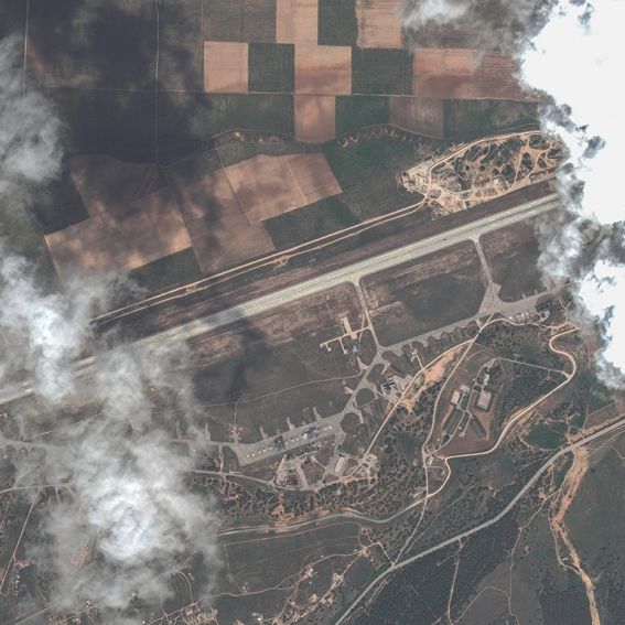 Dieses von Maxar Technologies veröffentlichte Bild zeigt einen Überblick über den Luftwaffenstützpunkt Belbek in der Nähe von Sewastopol auf der Krim.